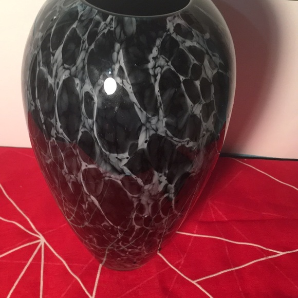 A beautiful black and white vase - Picture 4 of 10